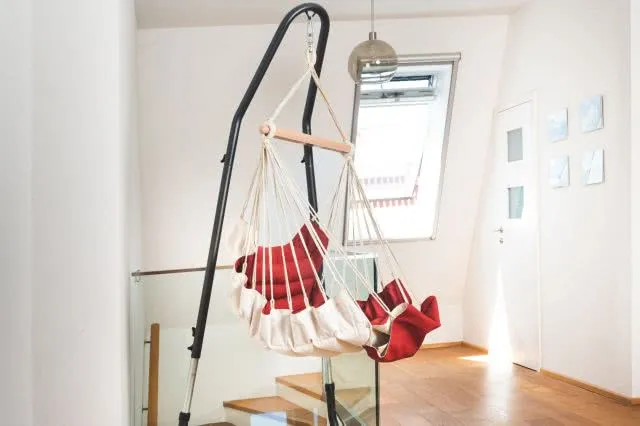 Roter Gefütterter Hängesessel mit grauen Gestell Roter Gefütterter Hängesessel mit grauen Gestell